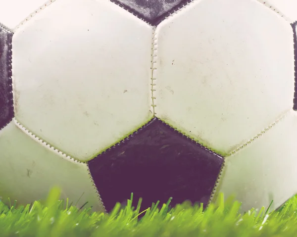 Fotboll bollen på fältet — Stockfoto