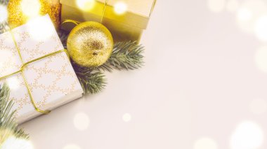 Noel hediyesi kutuları ve topları