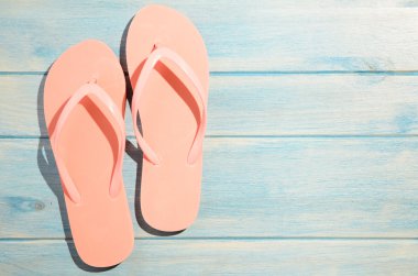 terlikleri masaya koy