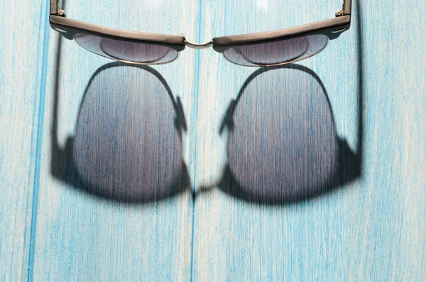 Stijlvolle zonnebril op tafel — Stockfoto
