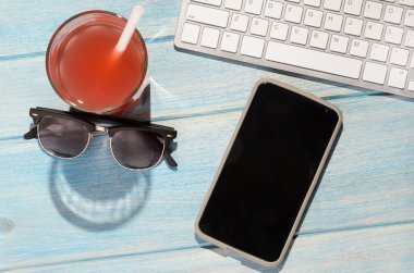 plaj masa üstünde klavye