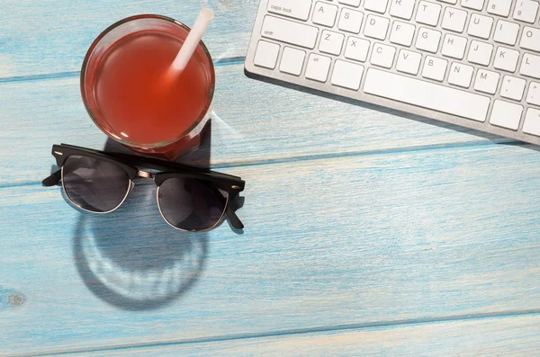 Toetsenbord op strand tafel — Stockfoto