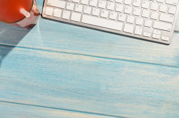 Teclado na mesa de praia — Fotografia de Stock