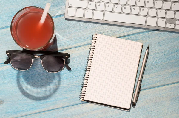 Keyboard on beach table — Stock Photo, Image