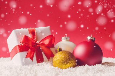 Noel hediyesi kutusu ve baloları.