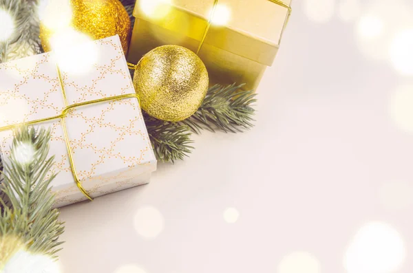 クリスマスプレゼント箱とボール — ストック写真