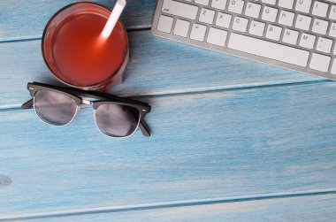 plaj masa üstünde klavye