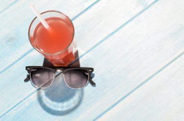 Plaj masasında gülen bir içki.