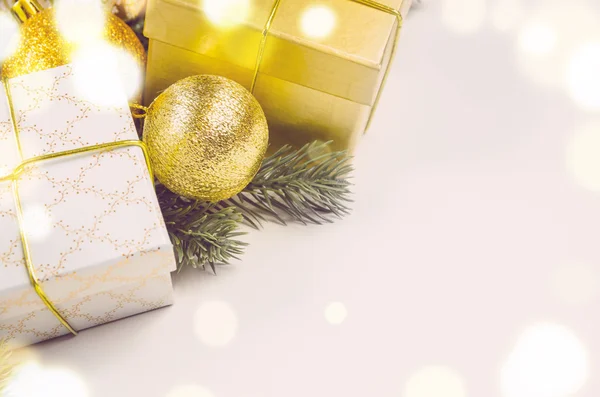 Noel hediyesi kutuları ve topları — Stok fotoğraf