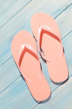 terlikleri masaya koy