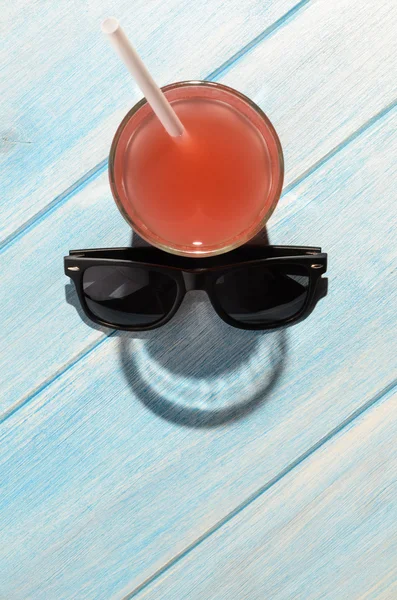 Bebida sorridente na mesa de praia — Fotografia de Stock