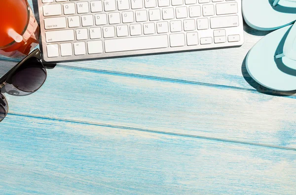 Teclado en la mesa de playa — Foto de Stock