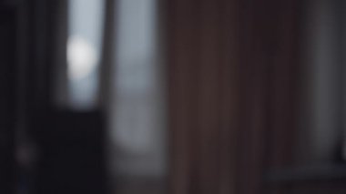 Adam gömleğini giyer.