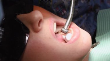 Dişçi kliniğindeki genç kadın.