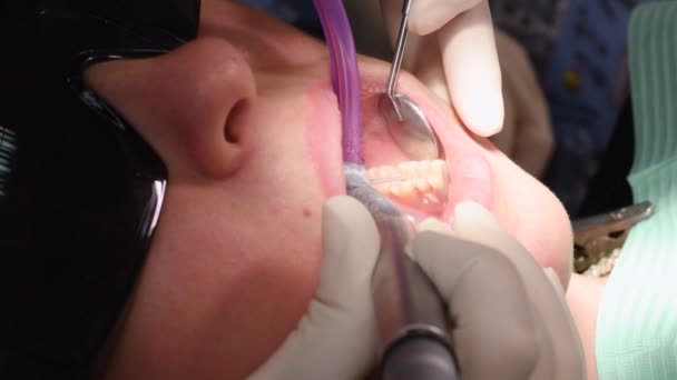 Wanita muda di klinik gigi — Stok Video