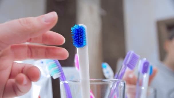 Mengganti sikat gigi lama dengan yang baru — Stok Video