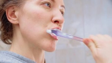 Dişlerini fırçalayan kadın