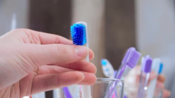 古い歯ブラシを新しい歯ブラシに交換する — ストック動画