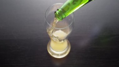 Masada bir bardak köpüklü taze bira.