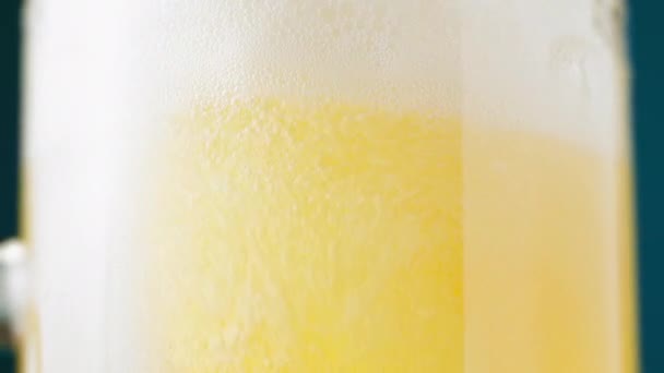 Стакан пенного свежего пива — стоковое видео