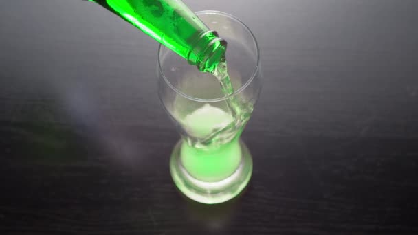 Стакан зелёного пива Сент-Патрик на столе — стоковое видео