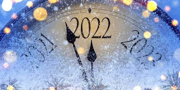 Отсчет до полуночи 2022 года — стоковое фото