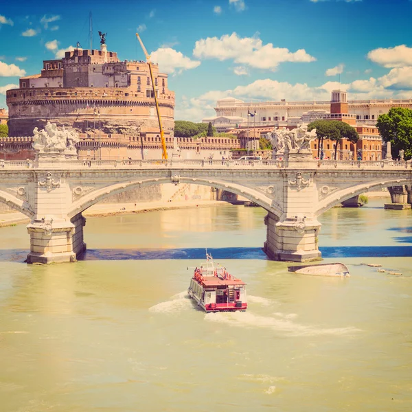 Ponte Vittorio Emanuele II and Castel SantAngelo — Stock Photo, Image