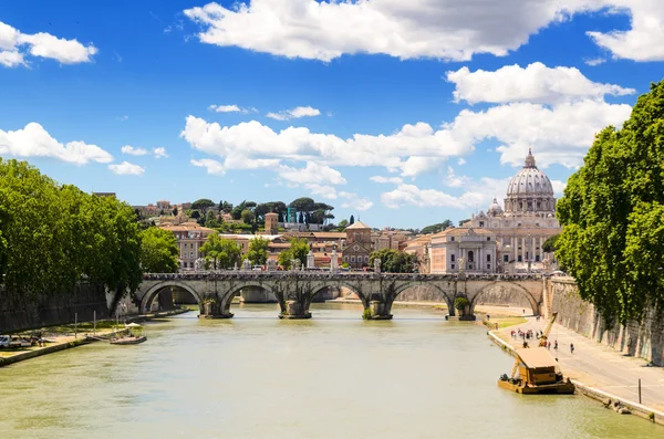 Ponte santangelo és a Szent Péter-bazilika — Stock Fotó