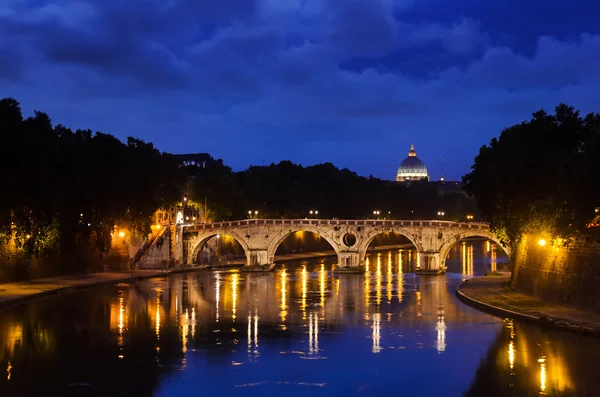 Ponte sisto i st. peters Bazyliki — Zdjęcie stockowe