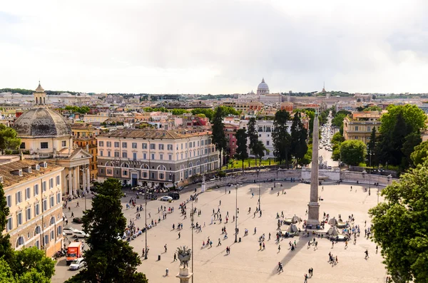 Náměstí Piazza del popolo a st. peters baziliky — Stock fotografie