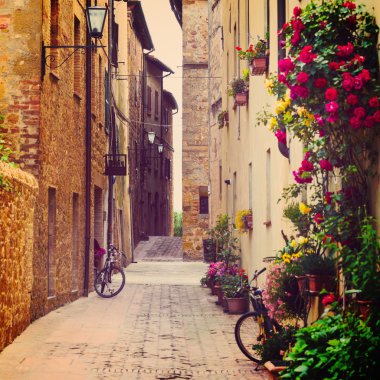 pienza sokakta