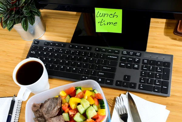 Eating at workplace — Stock Photo, Image