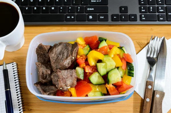 Eating at workplace — Stock Photo, Image