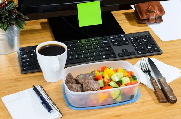 Mangiare sul posto di lavoro — Foto Stock