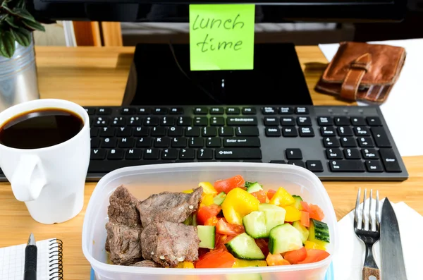 Manger sur le lieu de travail — Photo