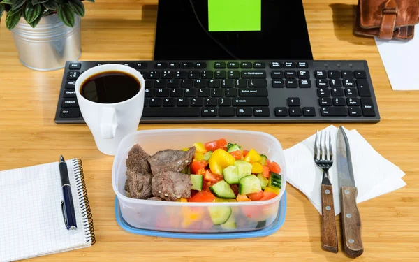 Mangiare sul posto di lavoro — Foto Stock