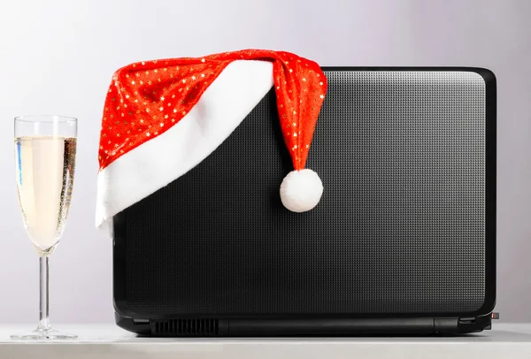 Laptop z santa hat i wina — Zdjęcie stockowe