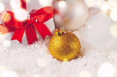 Noel hediyesi kutusu ve baloları.