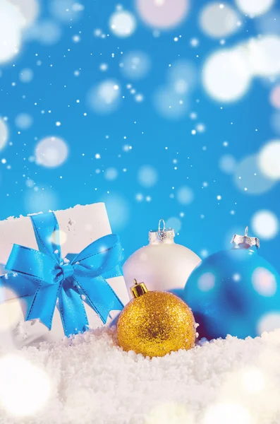 Caixa de presente de Natal e bolas — Fotografia de Stock