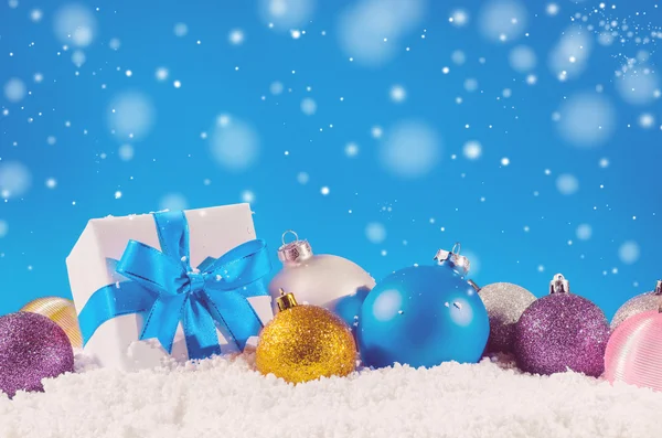 Caja de regalo de Navidad y bolas — Foto de Stock