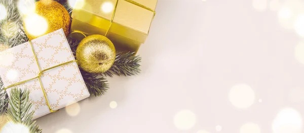Cajas y bolas de regalo de Navidad —  Fotos de Stock