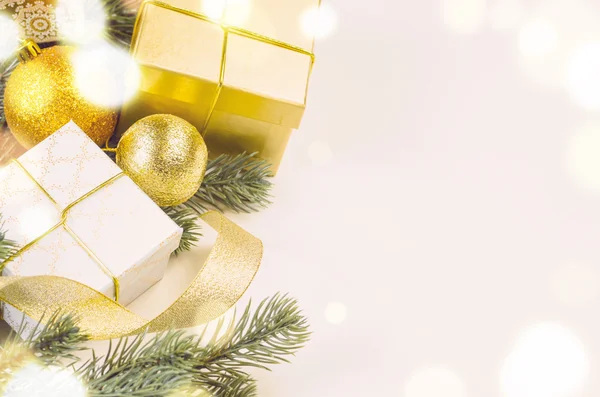 Julklappslådor och julbollar — Stockfoto