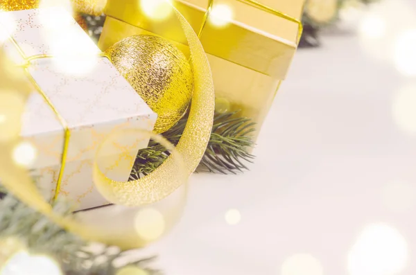 Cajas y bolas de regalo de Navidad — Foto de Stock