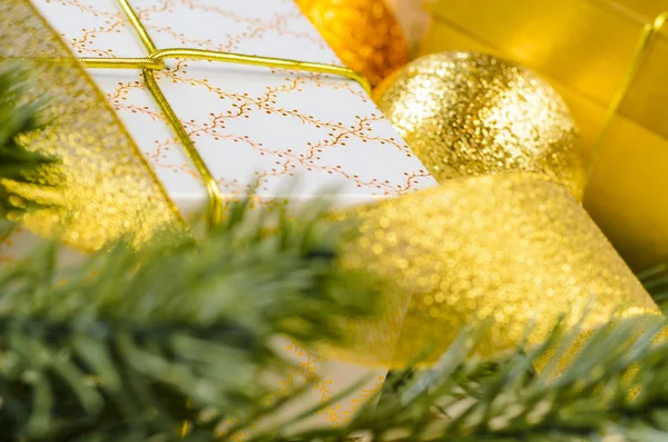 Weihnachtsgeschenkboxen und Kugeln — Stockfoto