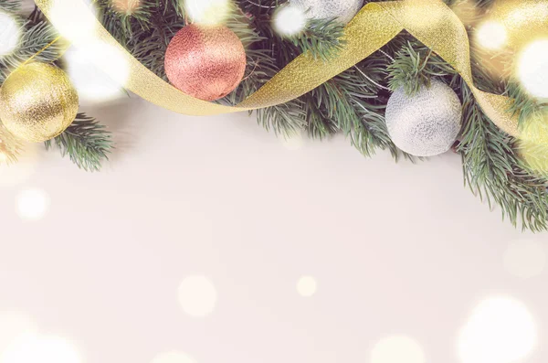 Caixas de presente de Natal e bolas — Fotografia de Stock