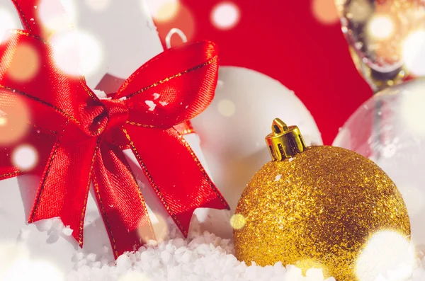 Scatola regalo di Natale e palle — Foto Stock