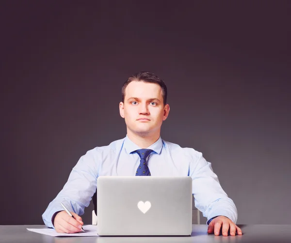 Geschäftsmann mit Laptop — Stockfoto