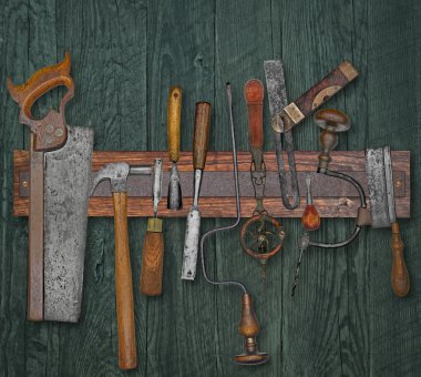 bir duvara Vintage ağaç işleme aletleri