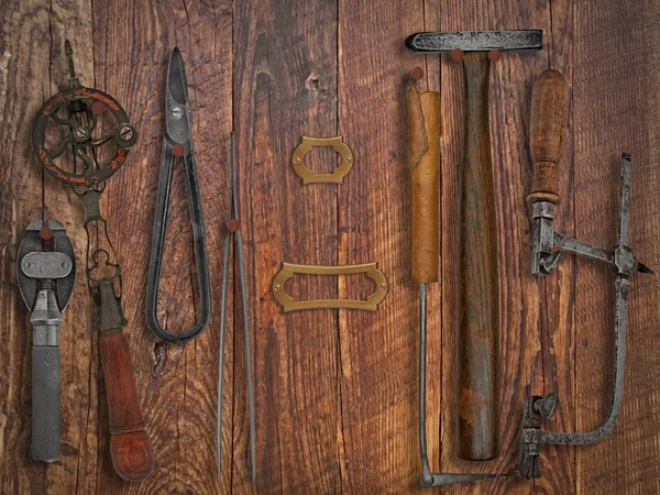 Vintage klenotník nástroje nad dřevěnou zeď — Stock fotografie