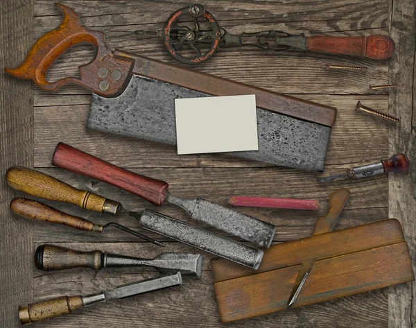 Ξυλουργικά εργαλεία και επαγγελματική κάρτα πάνω από τον πάγκο Εικόνα Αρχείου